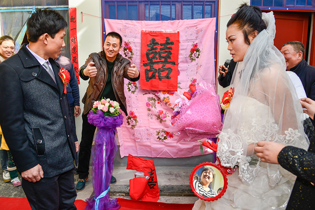 孫進(jìn)秒 《夫妻對拜》 中國河南.jpg