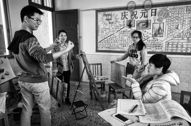 漆鄂華 《三個(gè)聾啞孩子的高考夢》 中國湖南.jpg