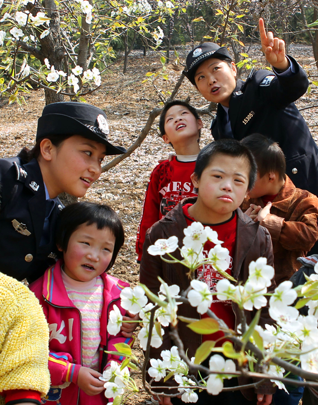 劉心中 《孤殘兒童的春天》 中國山東.jpg