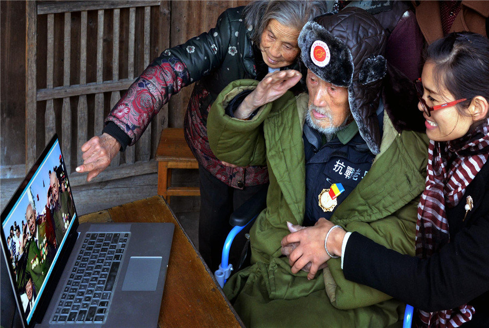 聾人相機(jī)類(lèi)《神圣的軍禮》陳明雄