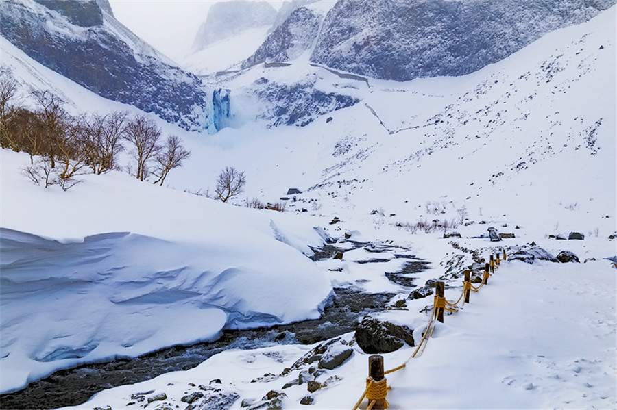 聾人組手機(jī)類(lèi)《長(zhǎng)白山雪水天上來(lái)》呂昀.jpg